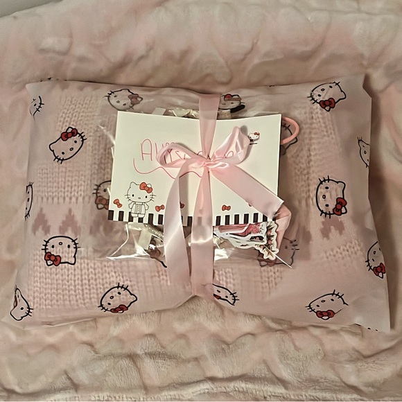 How I wrap up your items 💖 - Picture 10 of 12